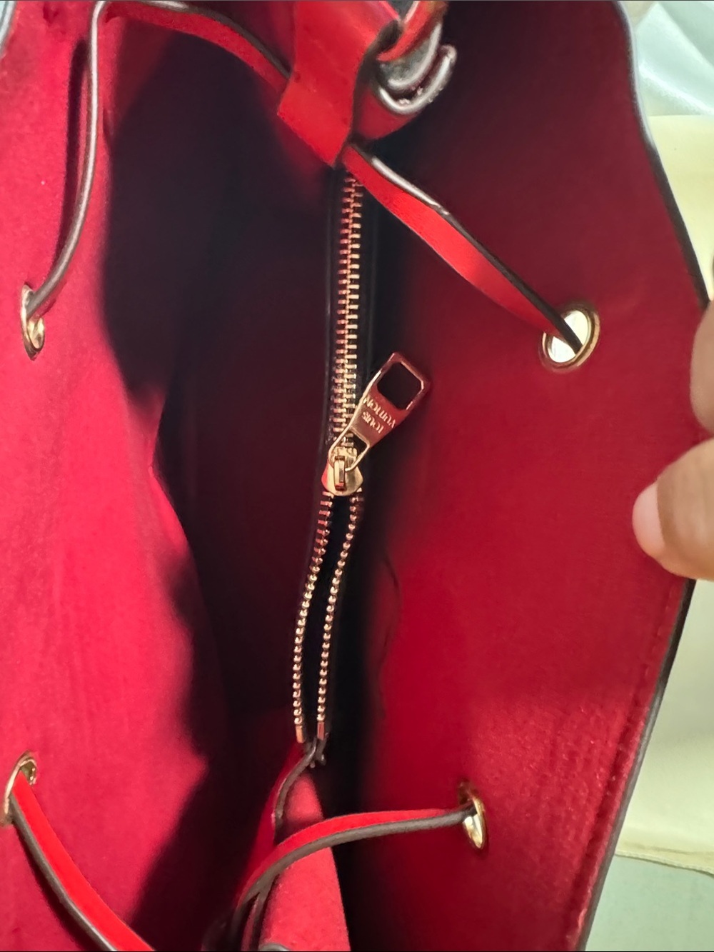 Louis Vuitton NéoNoé MM bucket bag in Monogram canvas with red🔥New! - Picture 3 of 8